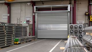 Damit der Stahl-Lärm drin und die Ruhe draußen bleiben, setzt Fischer auf Efaflex-Tore. (Efaflex)