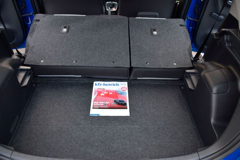 Beim Umlegen der Rücksitzbank entsteht eine störende Stufe. Hier ist konstruktionstechnisch deutlich Luft nach oben. Toyotatochter Daihatsu zeigte beim Sirion III, was machbar ist. (Bild: Holz / »kfz-betrieb«)