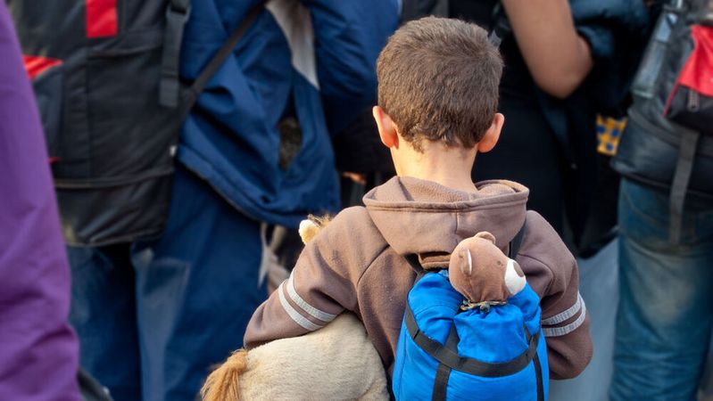 Nach anhaltend hohen Asylanträgen soll ein neues Gesetz den Einsatz von Kl in der Migrationsverwaltung ermöglichen. Bedenken kommen von Verbänden und Kommunen.(Bild: ©  Lydia Geissler – stock.adobe.com)