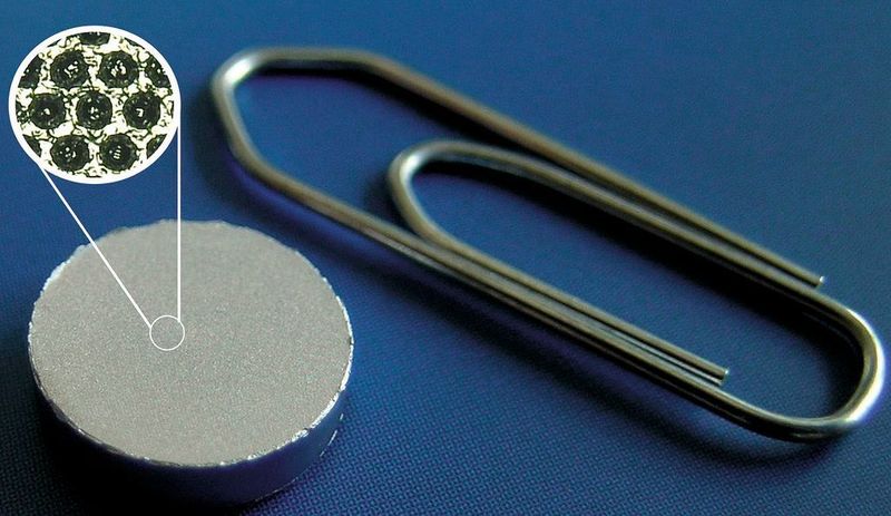 Bild 1: Gesinterte Probe aus Nano- und Mikropartikeln mit halbschalenförmiger Oberflächlichenstruktur. (Archiv: Vogel Business Media)