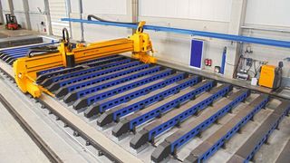 Die Bearbeitungsfläche der DRM-Schneidanlage beim Betonfertigteile-Hersteller Ewabe ist insgesamt 5,5 m breit und 50 m lang. (Microstep)
