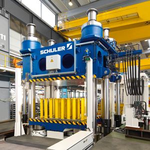 Schuler hat eine hydraulische 3600-t-Presse an das Institute for Advanced Composites Manufacturing Innovation in Detroit geliefert.