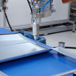 Beim Bördelrandkleben werden Aussen- und Innenblech z.B. einer Autotür ineinander geschachtelt und miteinander verklebt. Dazu wird das Aussenblech so gebogen, dass eine etwa zehn Millimeter breite Kante mit Rand entsteht, in die nach dem Auftragen des Klebstoffs das Innenblech eingelegt wird.