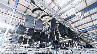 Der beim Online-Fashion-Händler eingesetzte Taschensorter SSI Carrier bewährt sich für vielfältige Aufgaben wie Transportieren, Stauen, Puffern, Sortieren und Sequenzieren gleichermaßen. (Bild: SSI Schäfer)