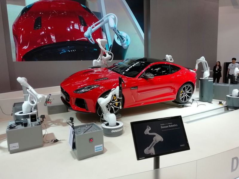 Natürlich gibt es auf der Automatica auch sehr viel Robotik für die Automobilindustrie zu sehen. Hier im Bild: die aufwändige Inszenierung des südkoreanischen Ausstellers Doosan Robotics in Halle B4.  (Reinhardt / Devicemed)