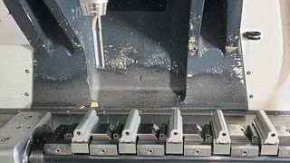 On a DMG CMX 1100 V, multiple components are processed sequentially. High process reliability is essential. (Image:Ingersoll)