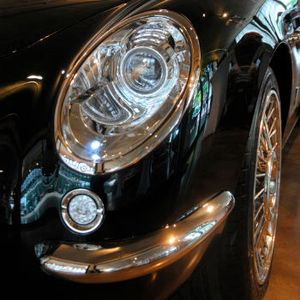 Das Team um David Brown setzte die eigenen Ideen um, doch an manchen Stellen wie dem Scheinwerfer sind Klassiker wie der Jaguar E-Type zu erkennen. (Bild:  Baeuchle)