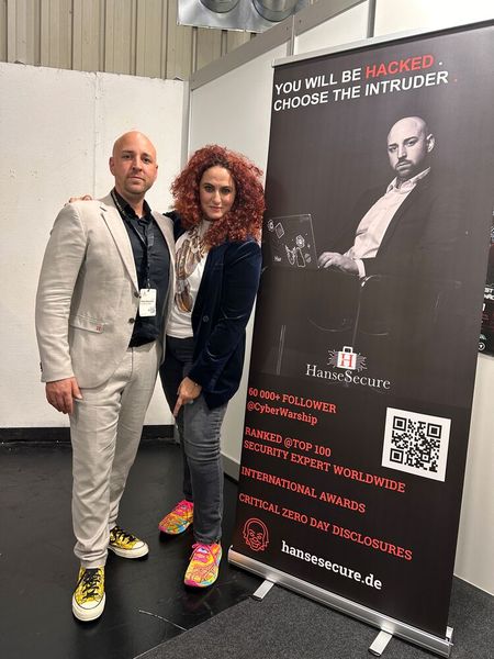 Florian Hansemann (HansesSecure) führt bei Cybersecurity Themen und ich bei bunteren Sneakern. (Bild: Vogel IT-Medien)