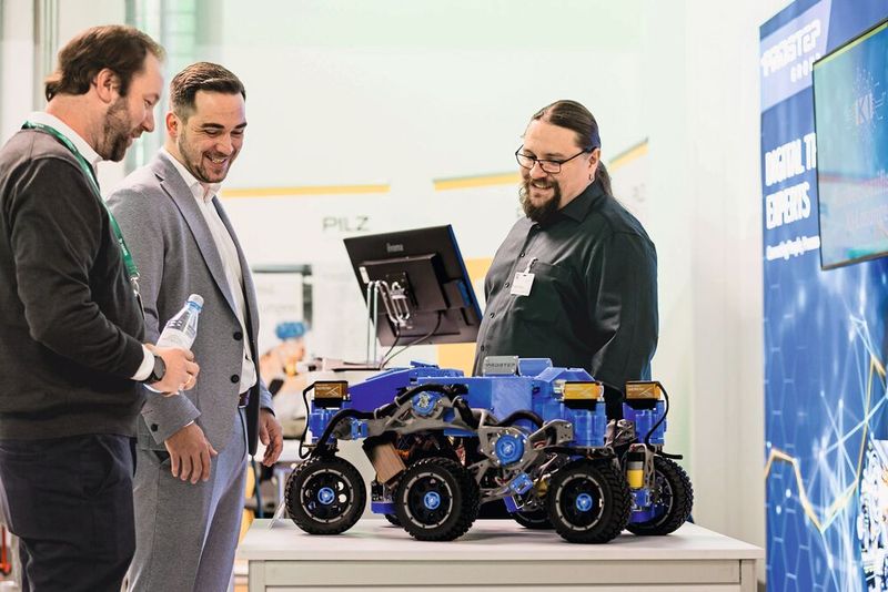 Rüdiger Krauß, Fachbereichsleiter Maschinensicherheit bei Dekra Testing and Certification, im Gespräch mit Besuchern der begleitenden Ausstellung. (Bild: VCG/Stefan Bausewein)