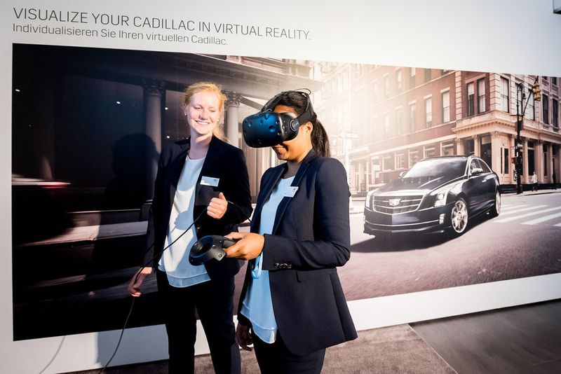 An einer VR-Station können die Besucher ein Cadillac-Modell nach Belieben ausstatten und virtuell erkunden. (Cadillac Europe)