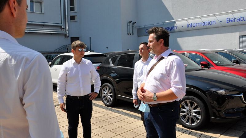 Nach dem Studiobesuch stand ein Rundgang durch die Emil-Frey-Schwabengarage an. (Bild: Simon/»kfz-betrieb«)