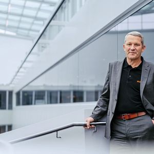 Christoph Schell, CEO Kuka Group: «Roboter und Automatisierungssysteme entwickeln sich von programmierbaren Maschinen zu intelligenten Mitwirkenden, die lernen, sich anpassen und sicher an der Seite von Menschen arbeiten können.»(Bild:  Kuka)