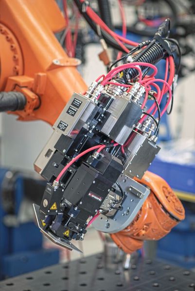Das High-Tech-Unternehmen Scansonic setzt in seinen Baugruppen für die robotergestützte Laserbearbeitung auf Roboflex-Sonderleitungen von Helukabel.  (Bild: Scansonic MI GmbH)