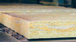 Im Zuge eines Retrofits hat die HMR Automatisierung und Prozesstechnik GmbH bei einem Dämmstoffhersteller das Kommunikationsnetz überarbeitet und in diesem Zuge intelligente Diagnose-Switches eingebaut. (Bild: Indu-Sol/Adobe Stock)