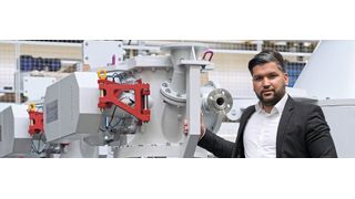 Yener Bicakci und die Fließbett-Gegenstrahlmühle AFG-R  (Bild: Hosokawa Alpine)
