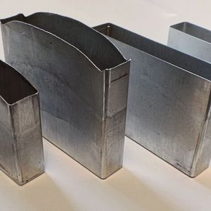 Besonders produktiv: Mit Fliesspressen lassen sich bis zu fünfmal mehr Batterie­zellen pro Minute  herstellen als durch  Tiefziehen.(Bild:  Schuler)