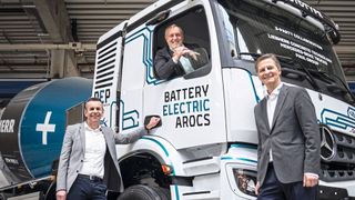 Josef Paul (Mitte) zieht sich operativ aus der Führung der Paul Group zurück. Verantwortlich für das Tagesgeschäft sind nun Bernhard Wasner als CEO (l.) und der neue Finanzchef Andreas Bartels (r.). (Bild: Paul Group)