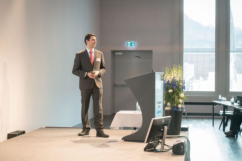 Dr. Alberto Gotti, Mikron Tool SA zeigte wie zentral das Kühlen für ein erfolgreiches Bohren bei schwer zerspanbaren Materialien ist. (Thomas Entzeroth)