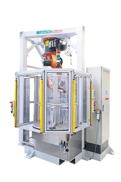 Komplett automatisierte Dosierzelle mit Knickarmroboter. Bild: Netzsch (Archiv: Vogel Business Media)