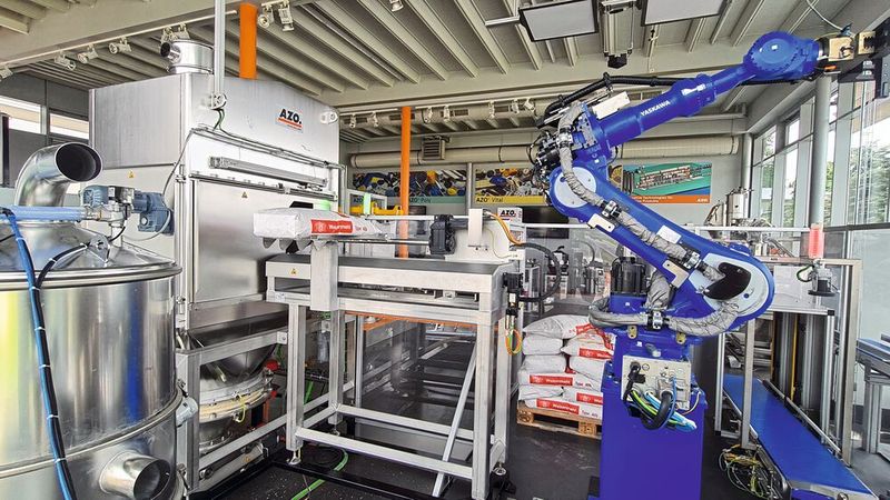 Ein Vakuumgreifer hebt die vom Kamerasystem erfassten Säcke zur Entleerung auf den Sackentleerer SE25x. (Bild: AZO)