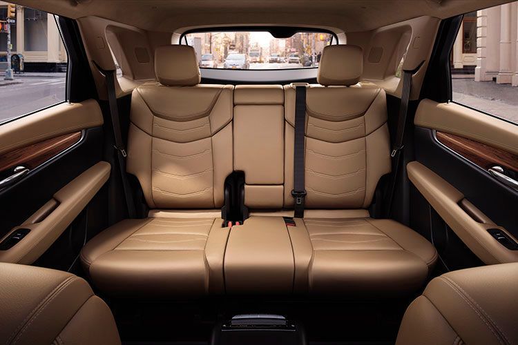Obwohl die Gesamtlänge leicht zurückgegangen ist, verspricht Cadillac mehr Platz im Innenraum ... (Foto: Cadillac)