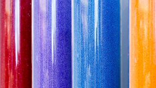 Das Einfärben von Thermoplasten individualisiert die Bauteile auf relativ einfache Weise in einer Welt schrupfender Losgrößen, stellt die Lohnfertiger aber immer wieder vor Herausforderungen. Um nun vorherzusagen, wie die Oberflächenqualität eines Bauteils im Bereich der sogenannten Fließlinien wird, untersuchen KUZ-Forscher jetzt die entsprechenden Einflussgrößen, damit das wunschgemäße Einfärben im Spritzgießprozess zielsicherer wird. (Messe Düsseldorf / C. Tillmann)