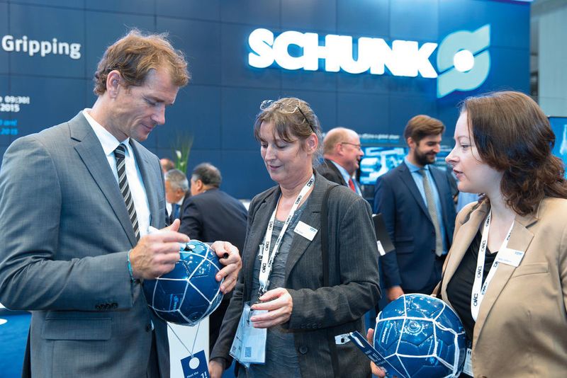 Zahlreiche EMO-Besucher nutzten vor dem Technik-Torwart-Talk die Chance, vom Schunk-Markenbotschafter Jens Lehmann ein Autogramm zu ergattern. (Bild: Schunk)