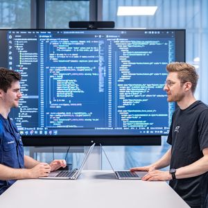 Dafür braucht es verlässliche Daten. Im Werk Landshut erfasst das Projektteam Daten aus realen Produktionsumgebungen und Testaufbauten und integriert sie in Robotersimulationen, in denen Bewegungsabläufe und Bewegungsplanung virtuell abgebildet werden. So lassen sich Prozesse vorab testen und Lernprozesse beschleunigen.(Bild:  BMW)