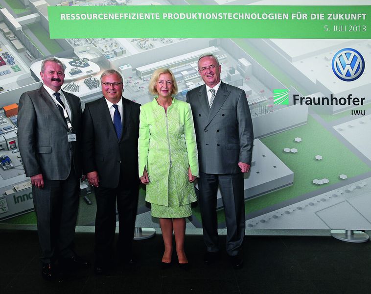 Auf der Abschlussveranstaltung der Innovationsallianz InnoCaT (von links): Prof. Dr. Reimund Neugebauer, Dr. Hubert Waltl, Prof. Dr. Johanna Wanka, sowie Prof. Dr. Martin Winterkorn. (Bild: Matthias Leitzke, www.photodesign-wolfsburg.de)