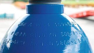 50-Liter-Stahlflasche und Stahlflaschen-Beschichtungsanlage: Worthington veredelt seine Stahlflaschen mit der besonders widerstandsfähigen Longlife Powercoat-Pulverbeschichtung. (Worthington Industries)