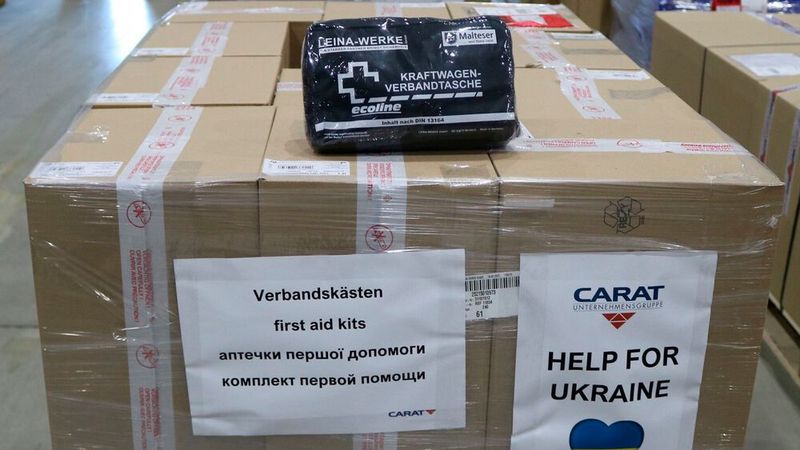 Carat lieferte rund 2.500 Verbandstaschen in die Ukraine. (Bild: Carat)