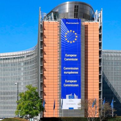 Erleichterungen aus Brüssel! Die EU-Kommission bastelt derzeit an einigen Vorgaben herum, um den Unternehmen das Leben einfacher zu machen. Zuletzt ging es um das Lieferkettensorgfalts-Pflichtengesetz. Nun sind die bestehenden Umweltvorgaben dran ... (Bild: EU)