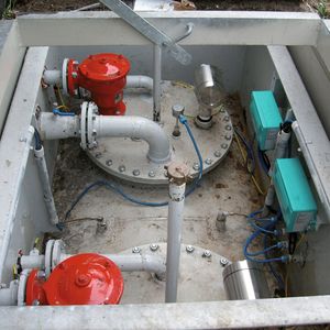 Blick auf die Erdtanks mit Füllstandmesstechnik Levelflex M und Profibus PA-Feldverteiler 