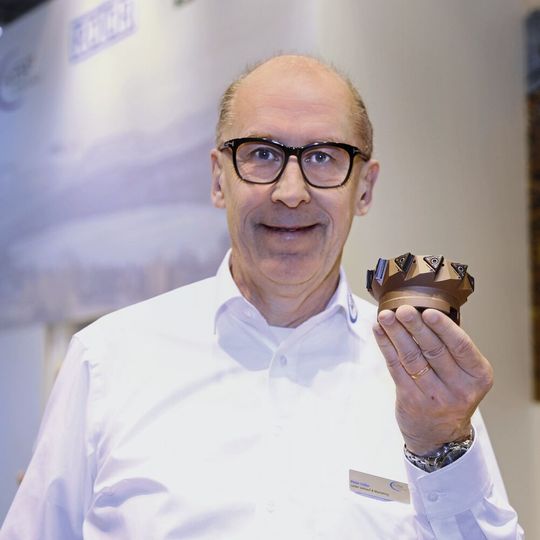 Peter Feller mit dem auf das «Mikrometer» einstellbaren Deltafräser, der die Führungsbahnen einer Werkzeugmaschine innerhalb einer Toleranz von 4 µm fräst.(Bild:  Matthias Böhm)