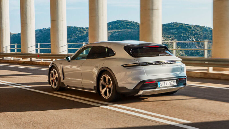 Optisch lehnt sich der Taycan Cross Turismo eng an die 2018 auf dem Genfer Automobilsalon präsentierte Konzeptstudie Mission E Cross Turismo an. (Porsche)