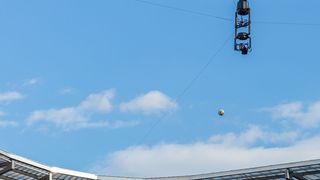 Die spidercam® Seilkameraroboter lassen sich in alle Richtungen frei bewegen. Sie bringen die Fans vor den Bildschirmen hautnah zu den Spielen. (Bild: Gert Steinthaler)
