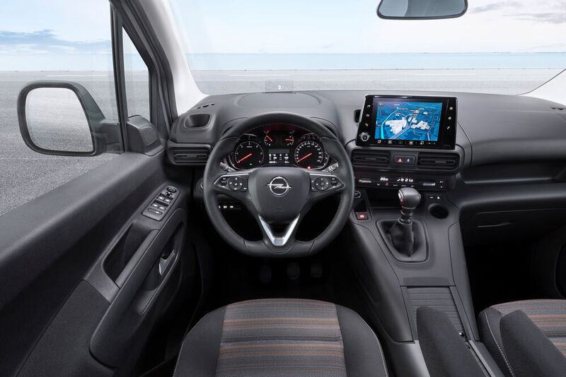 Der Innenraum wirkt aufgeräumt. Zum Komfort tragen bis zu 19 Assistenzsysteme bei. (Opel)