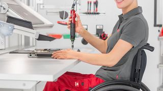 Menschen, die im Rollstuhl sitzen oder geh- und stehbehindert sind, verfügen häufig über einen eingeschränkten Greifraum. Daher sollten alle benötigten Arbeitsmittel wie Werkzeuge oder Bauteile im unmittelbaren Greifraum angeordnet sein. Schwenkarme ermöglichen beispielsweise eine individuell anpassbare Materialbereitstellung. (Item)