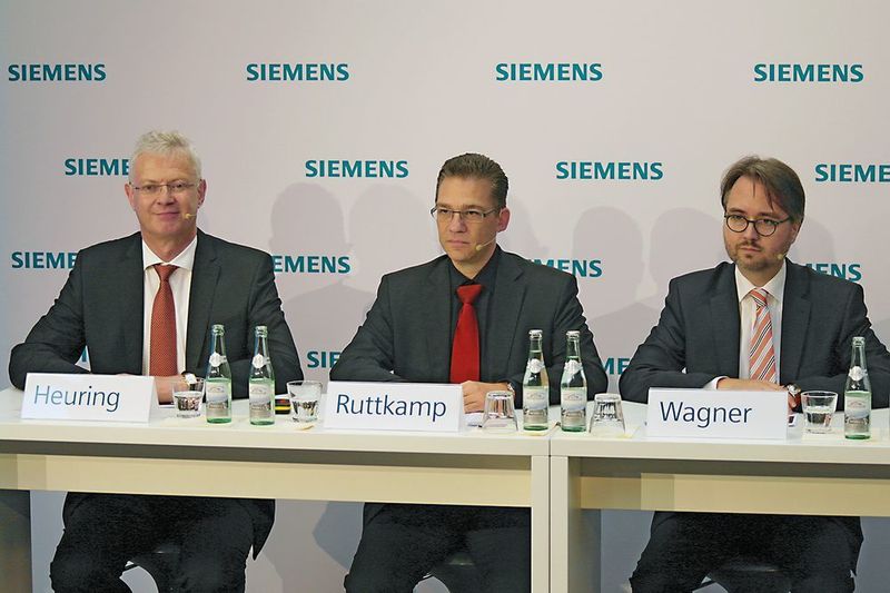 Dr. Wolfgang Heuring, CEO der Business Unit Motion Control, Uwe-Armin Ruttkamp, Leiter des Segments Machine Tool Systems der Business Unit Motion Control und Dr. Ralf Michael Wagner, COO-Leiter des Geschäftsbereichs Plant Data Services von Siemens (v.l.n.r.) zeigten auf einer Pressekonferenz in Bad Neustadt die Möglichkeiten auf, die sich der Werkzeugmachinenindustrie durch die Digitalisierung bieten. (Reinhold Schäfer)