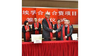 Wilhelm Rehm, Mitglied des Vorstandes von ZF Friedrichshafen (vorne links) und YangAn Guo, Vice Chairman of the Board Anhui Heli (vorne rechts) bei der Vertragsunterzeichnung des Joint-Ventures.  (ZF Friedrichshafen)