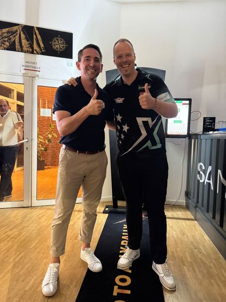 Thorsten Voss (Medientechnik Keuck) ist schon glücklich, dass er ein Foto mit Profi Max bekommen hat. (Bild: Solum)
