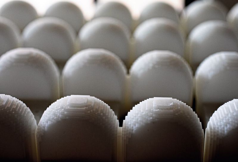 So unspektakulär sehen die golfballgroßen Radare von Lunewave aus. Aber sie haben es in sich: Aus 6.000 Kammern besteht die Lüneburglinse. Ihre Fertigung ist nur im 3D-Druck umsetzbar. So unspektakulär sehen die golfballgroßen Radare von Lunewave aus. Aber sie haben es in sich: Aus 6.000 Kammern besteht die Lüneburglinse. Ihre Fertigung ist nur im 3D-Druck umsetzbar.