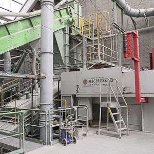 Vor dem Recyclingprozess werden die Papiersäcke in dieser speziellen Anlage gereinigt und zerkleinert. (Bild:  Repasack)