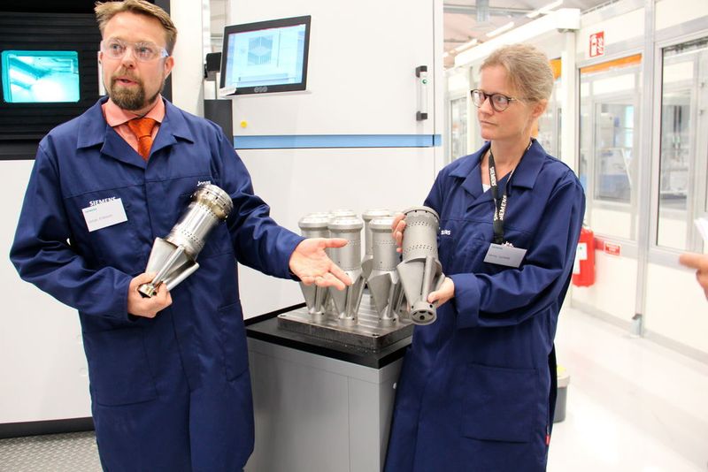 Jonas Eriksson zeigt die alte Version eines Brenners mit seinen 13 Einzelteilen. Jenny Larfeldt hingegen hält bereits die mattere, gedruckte Version in Händen. (Käfer)