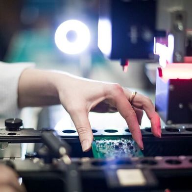 Mit der Zertifizierung nach EN9100 kann das französische PCB-Prototyping-Unternehmen Proto-Electronics auch in sensiblen Bereichen tätig werden. (Bild: Proto-Electronics)