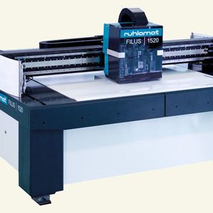 Bild 1: Mit der Querachse aus CFK, einem Kohlefaser-Verbundwerkstoff, können die Achsen der Ultraschall-Drahtlegemaschine dynamisch und präzise verfahren. 