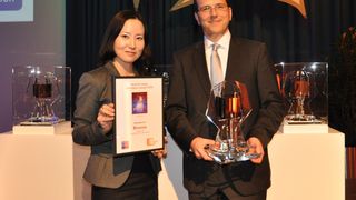 Ja-Eun Suh und Joachim Schütz von der Siemens-Division Building Technologies nehmen den Security Innovation Award in Bronze in Empfang.  (Bild: Siemens)