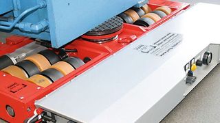 JLA-e 15/30 G für den leichten Transport schwerer Maschinen. (Jung)