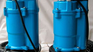 Vorsicht beim Kauf: Pumpen wie diese von Tsurumi (rechts das Original, links eine Fälschung) werden dreist kopiert und mit teils erheblichen Sicherheitsmängeln auch in Deutschland verkauft. (Tsurumi)