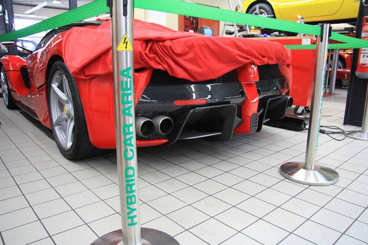 Unter anderem auch ein La Ferrari, einer der ersten überhaupt in Deutschland, der von einem roten Tuch bedeckt und hinter einem grünen Absperrband auf seine Auslieferung wartet. (Foto: press-inform)